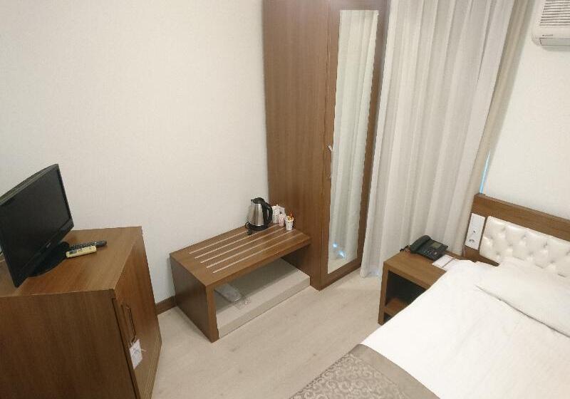 اتاق اکونومی یک تخته, The Corner Park