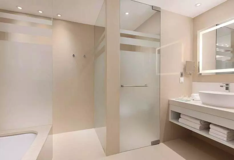 オーシャンビューデラックスルームバルコニー付き, Pine Cliffs Hotel, A Luxury Collection Resort