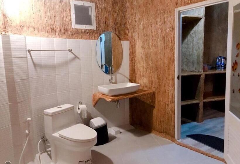 اتاق لوکس با چشمانداز دریا, Ban Tawansongfa