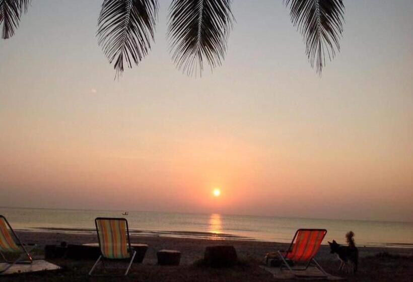 اتاق استاندارد با چشمانداز دریا, Ban Tawansongfa