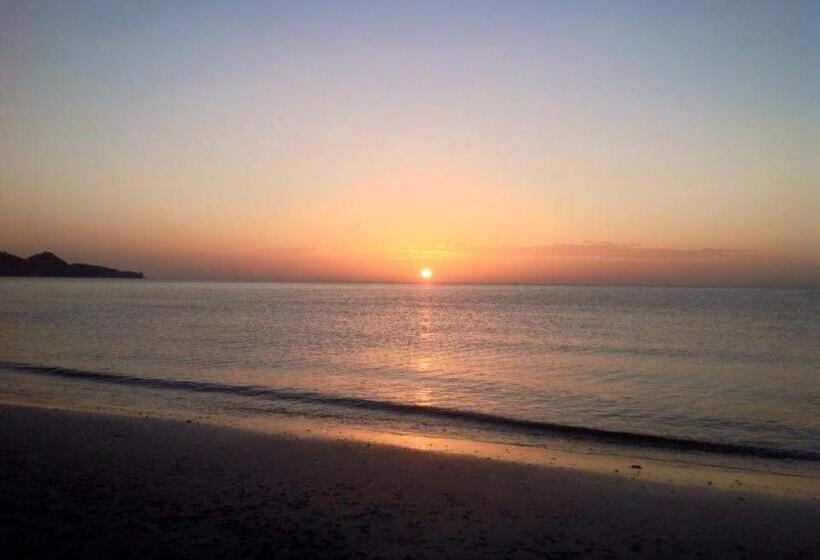 اتاق استاندارد با چشمانداز دریا, Ban Tawansongfa