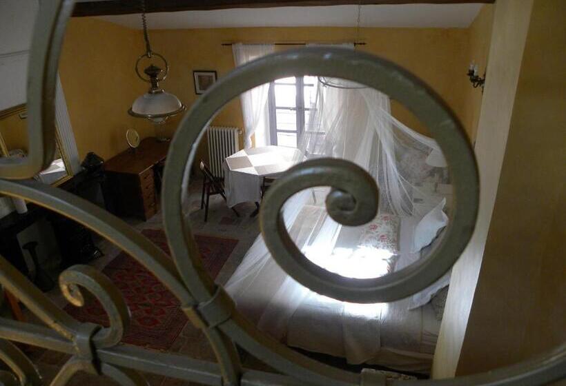 جناح ديلوكس, Xvi Century Mansion