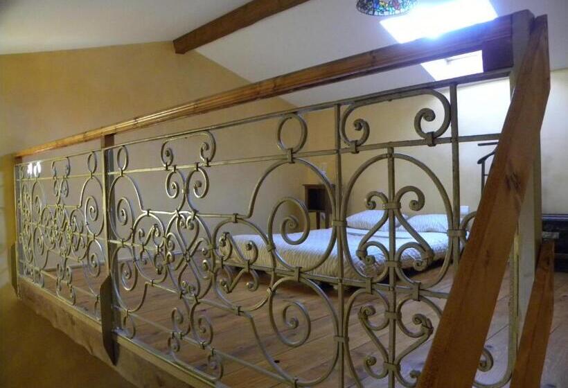 جناح ديلوكس, Xvi Century Mansion