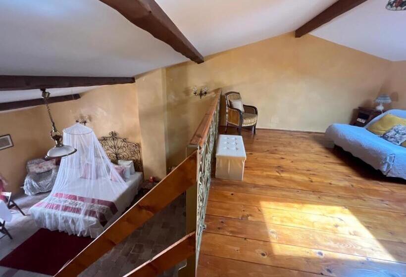 جناح ديلوكس, Xvi Century Mansion