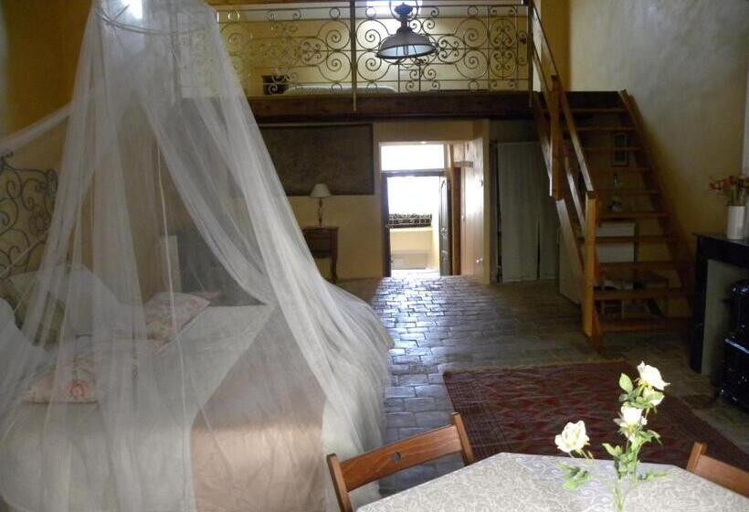 جناح ديلوكس, Xvi Century Mansion