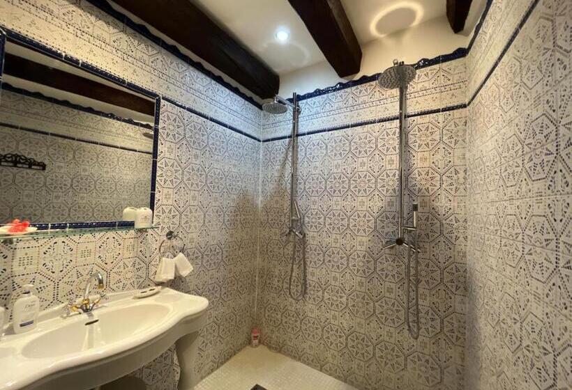 جناح ديلوكس, Xvi Century Mansion