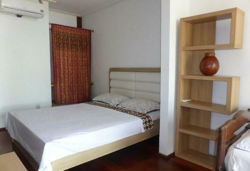 חדר דלוקס לשלושה, Castaway Surf Retreat 1