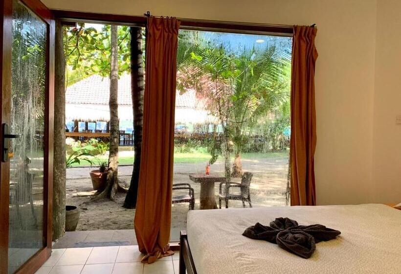 חדר דלוקס לשלושה, Castaway Surf Retreat 1