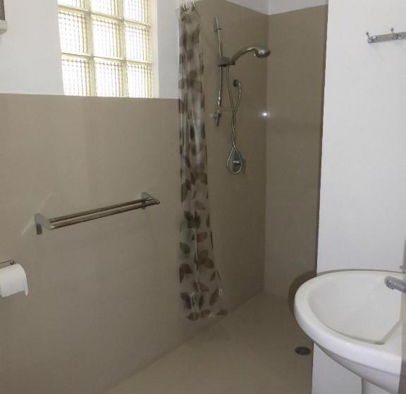 חדר דלוקס לשלושה, Castaway Surf Retreat 1