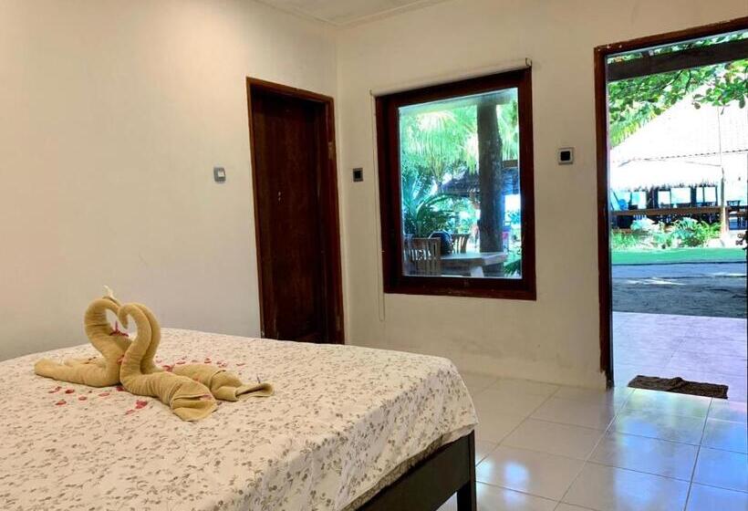 חדר דלוקס לשלושה, Castaway Surf Retreat 1