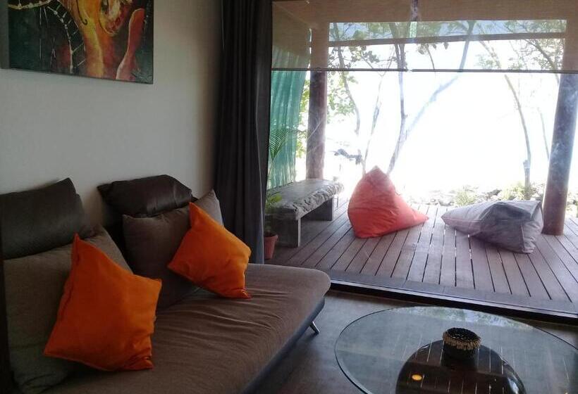 דירת חדר נוף לים, Castaway Surf Retreat 1