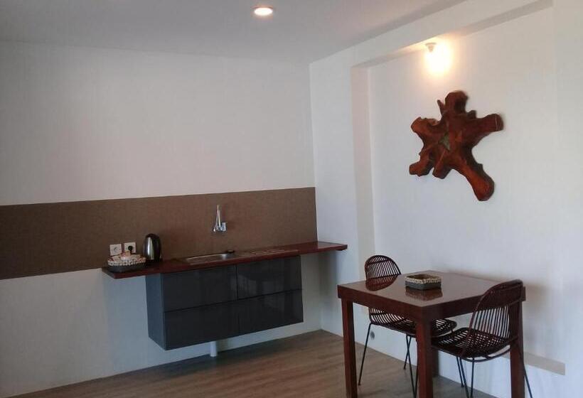 דירת חדר נוף לים, Castaway Surf Retreat 1