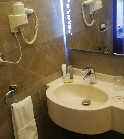 Номер Deluxe, Midtown Hotel & Suites