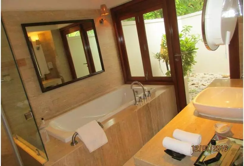 ویلای لوکس 1 خوابه, Taj Coral Reef Resort & Spa