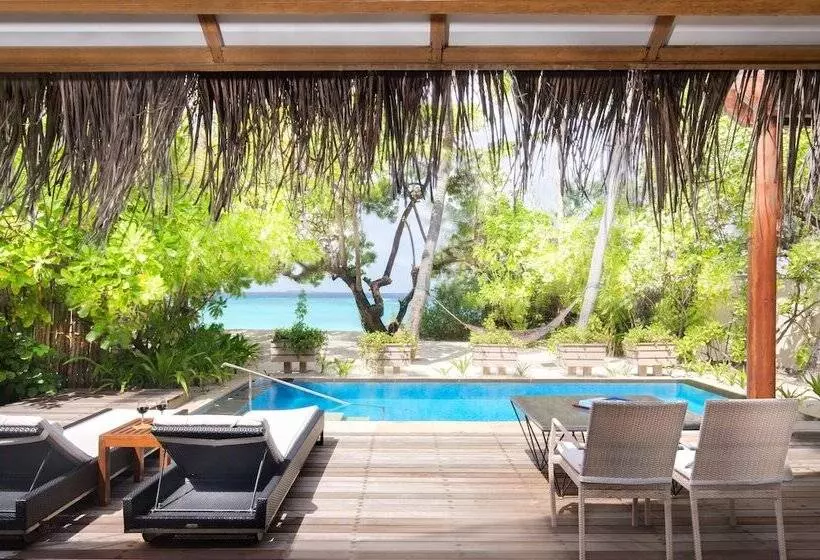 سوئیت ریاست جمهوری 2 خوابه, Taj Coral Reef Resort & Spa