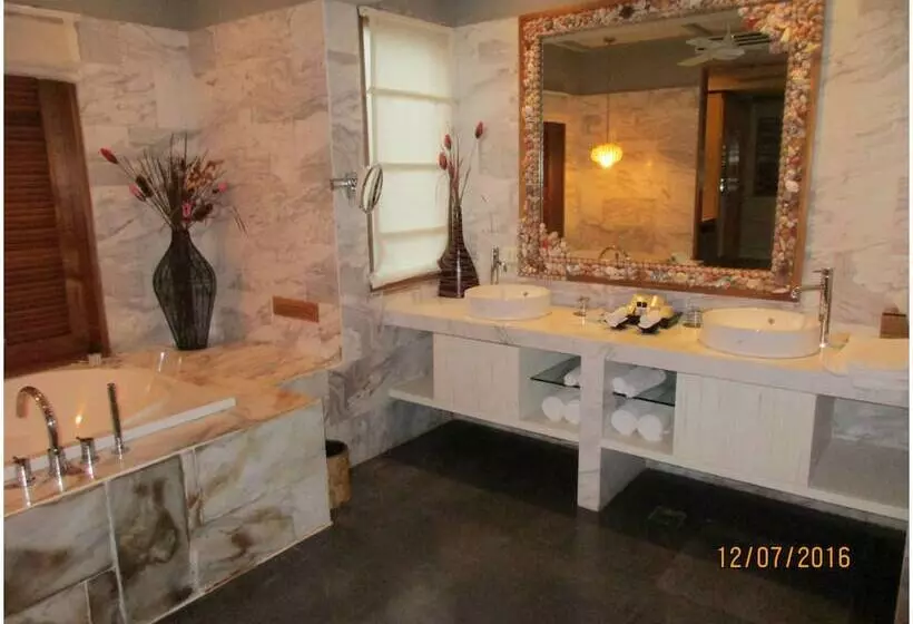 سوئیت ریاست جمهوری 2 خوابه, Taj Coral Reef Resort & Spa