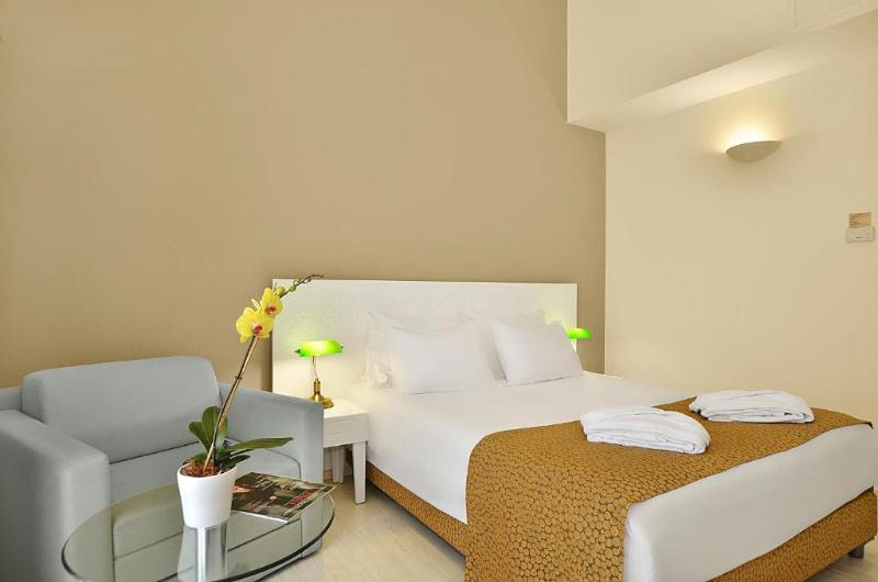 חדר סטנדרט לשלושה, Ruth Daniel Residence