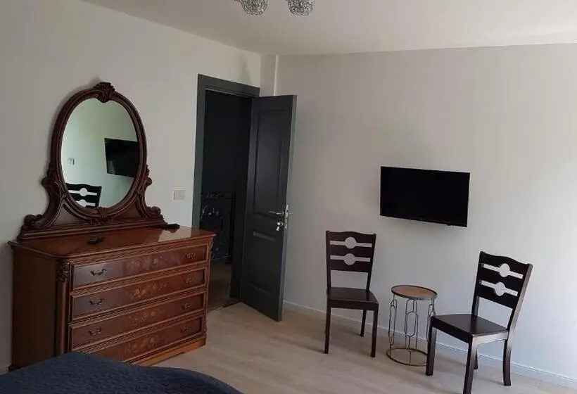 バスルーム共有のトリプルスタンダード, Casa Magnolia