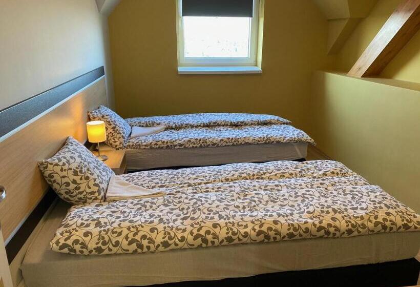 패밀리 룸, Rómahegy Rendezvényház