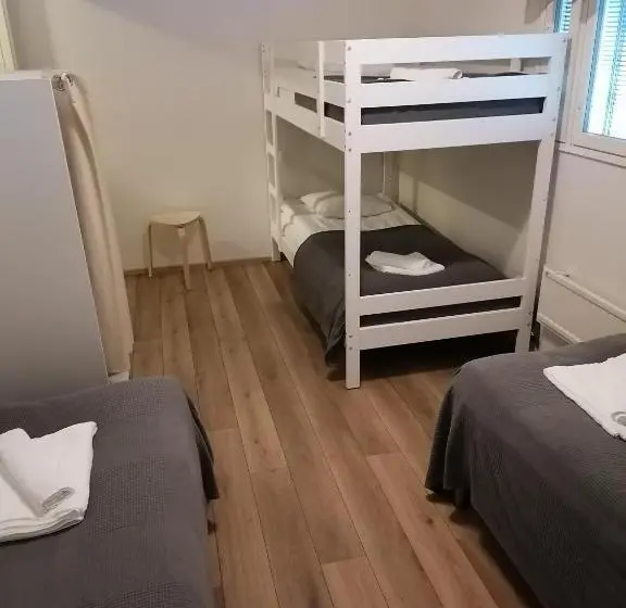 اتاق استاندارد چهارنفره با سرویس بهداشتی مشترک, Hostel Tikka