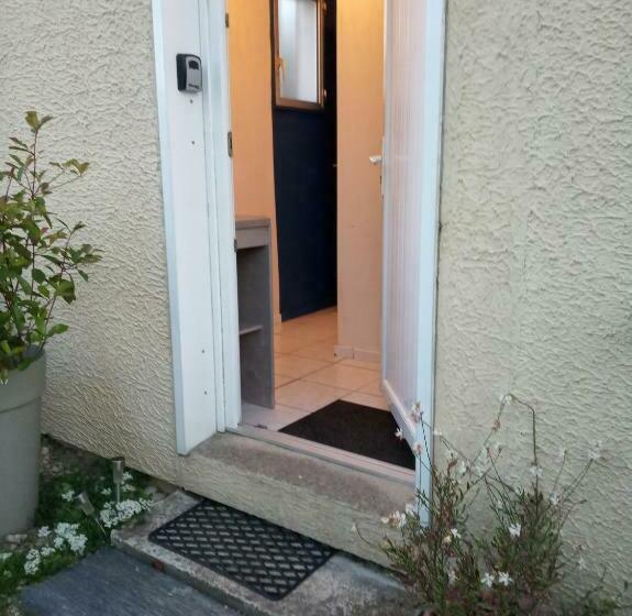 חדר משפחתי, Figalrance Studio