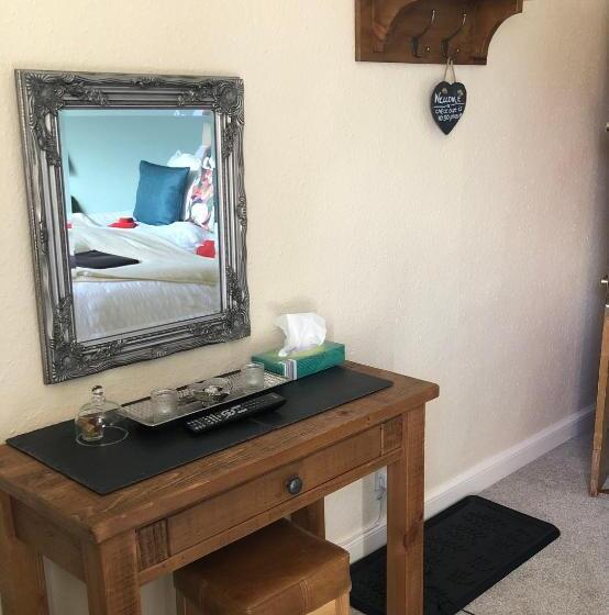 Номер Deluxe Вид на Сад, The Hollow Bed And Breakfast