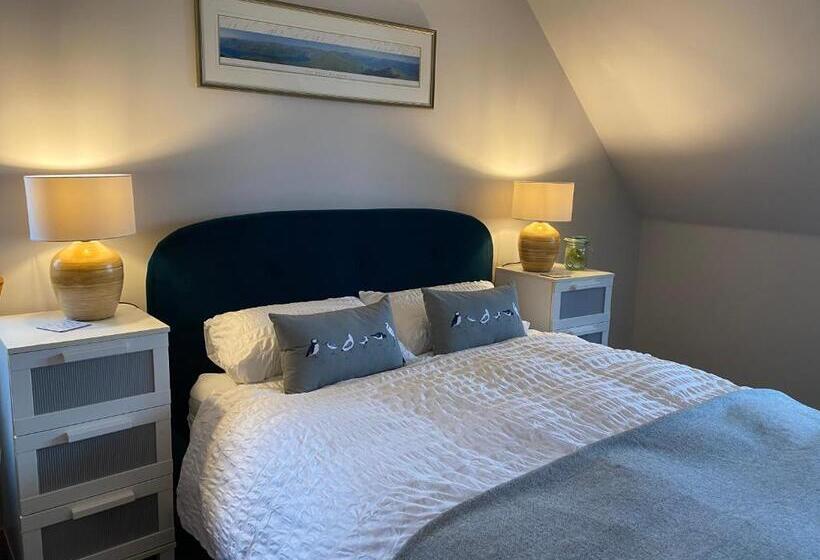 Номер Стандарт Вид на Горы, Macrae Croft