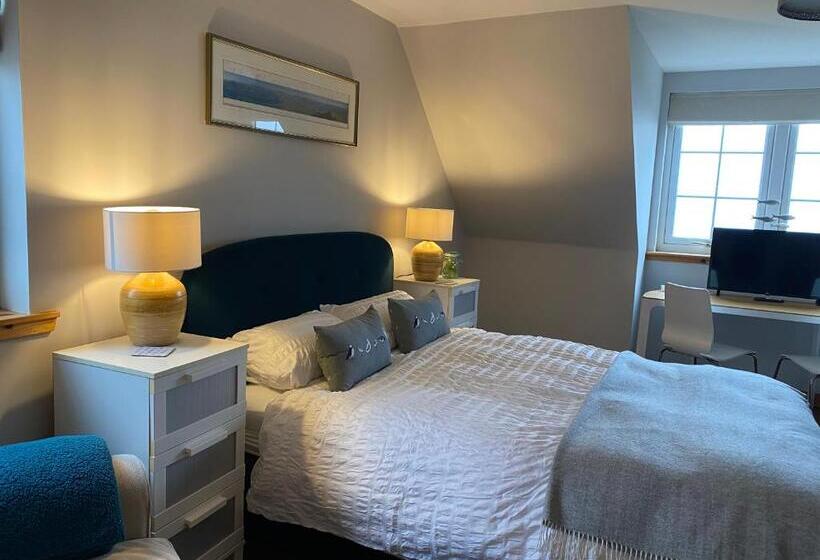 Номер Стандарт Вид на Горы, Macrae Croft