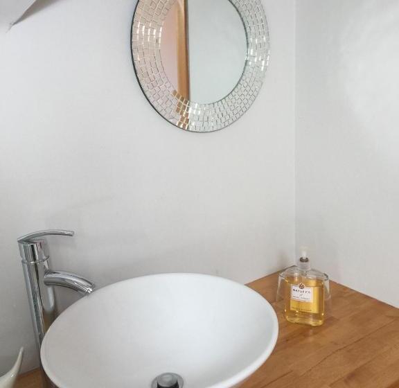 Номер Стандарт Вид на Горы, Macrae Croft