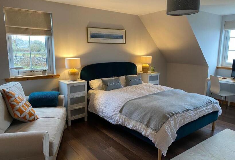 Номер Стандарт Вид на Горы, Macrae Croft