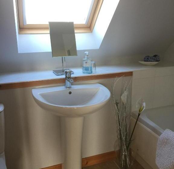 Номер Стандарт Вид на Море, Macrae Croft