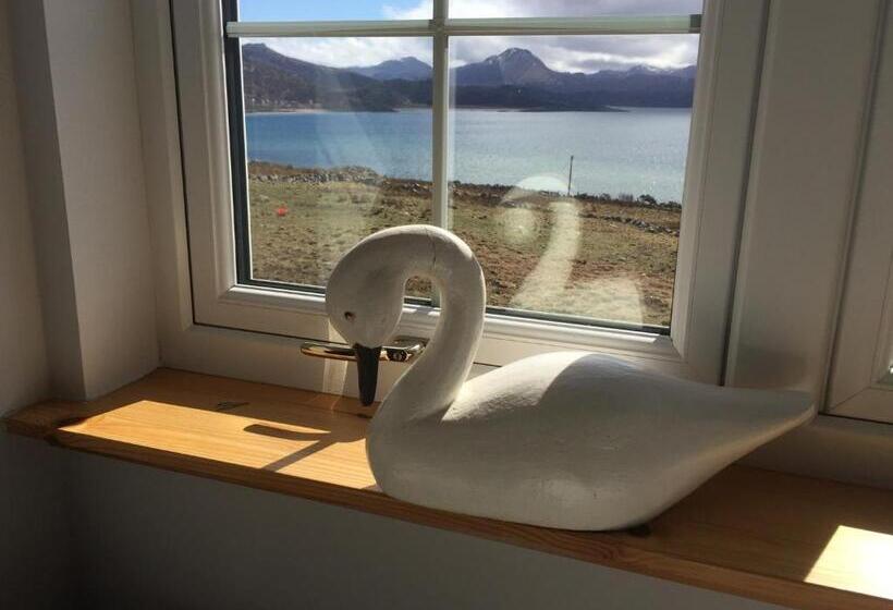 Номер Стандарт Вид на Море, Macrae Croft