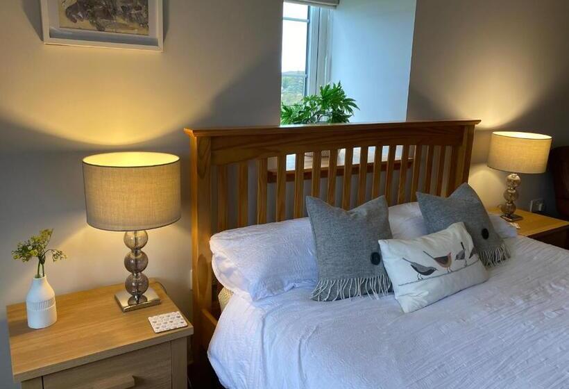 Номер Стандарт Вид на Море, Macrae Croft