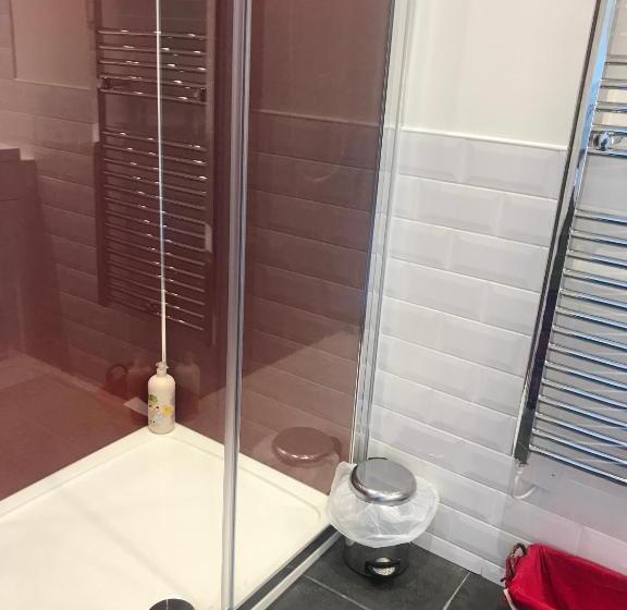 جناح مطل على البحيرة, Carrick Farm