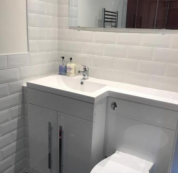 جناح مطل على البحيرة, Carrick Farm