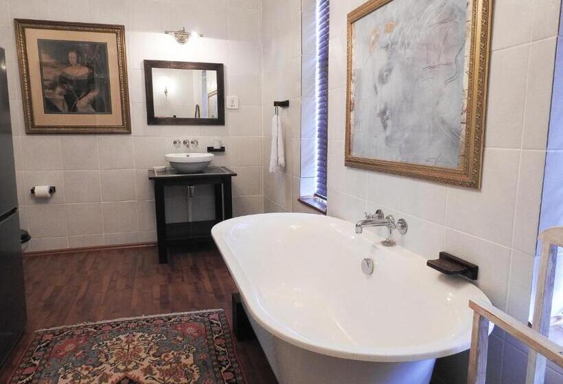 חדר סטנדרט לשלושה, New Stone Manor