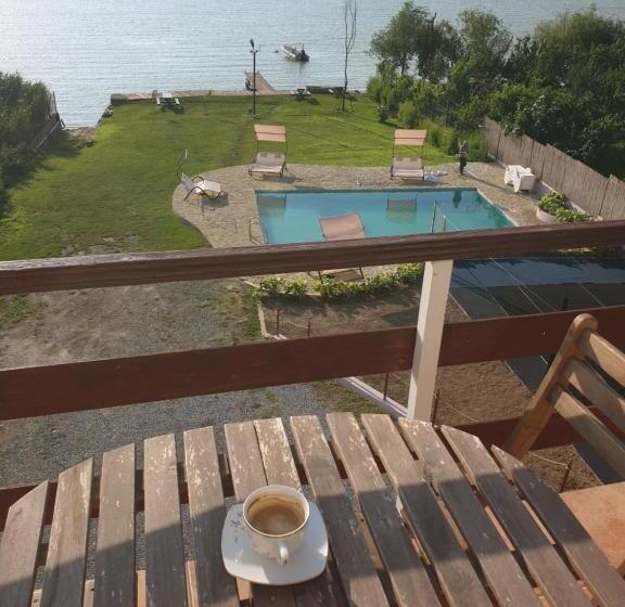 חדר משפחתי, Poarta Apelor