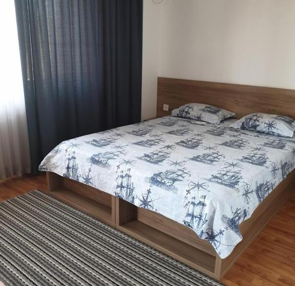 חדר משפחתי, Poarta Apelor