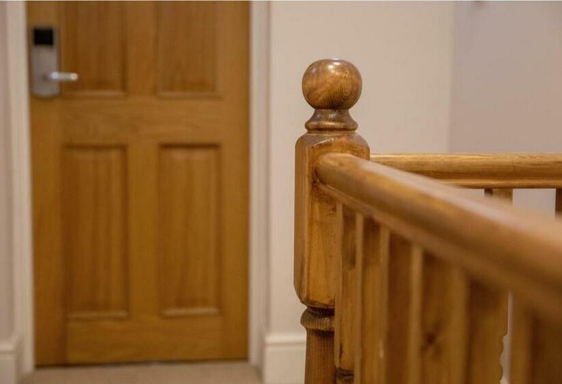 キングサイズベッドのスタンダードルーム, The Vanguard York   Private Residence