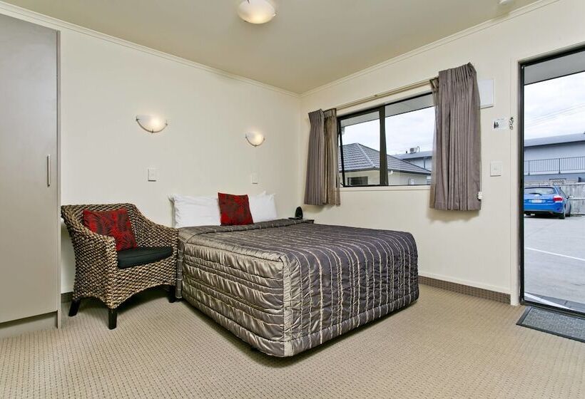 クラシックスタジオ, Ballinor Motor Inn Hamilton