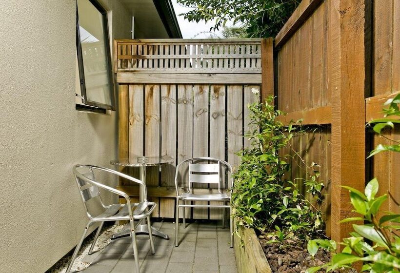 Студия Классика, Ballinor Motor Inn Hamilton