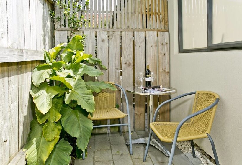 クラシックスタジオ, Ballinor Motor Inn Hamilton