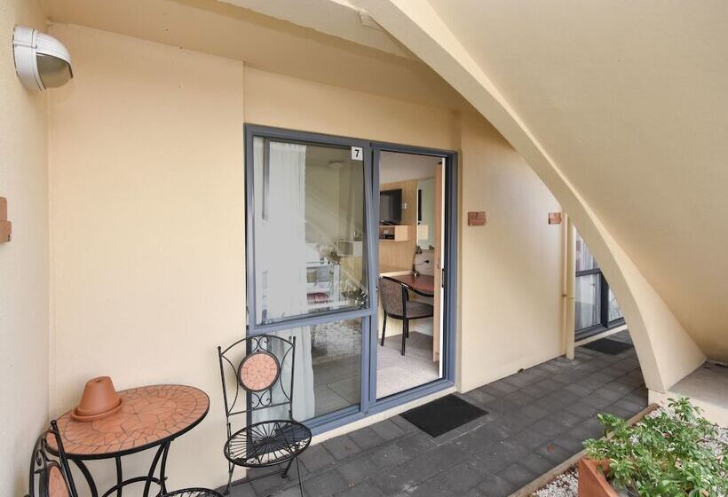 إستوديو قياسى, Bella Vista Motel Dunedin