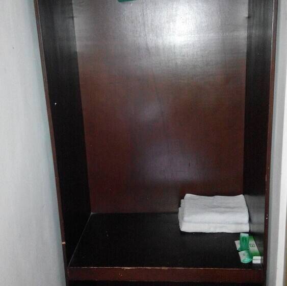 اتاق سوپریور, Gloria Amanda