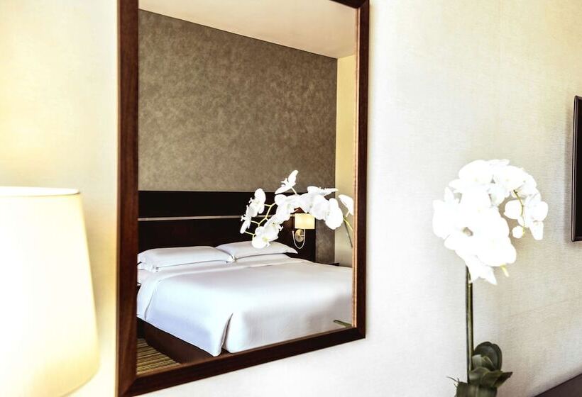 Club Room, Hyatt Regency Oryx Doha