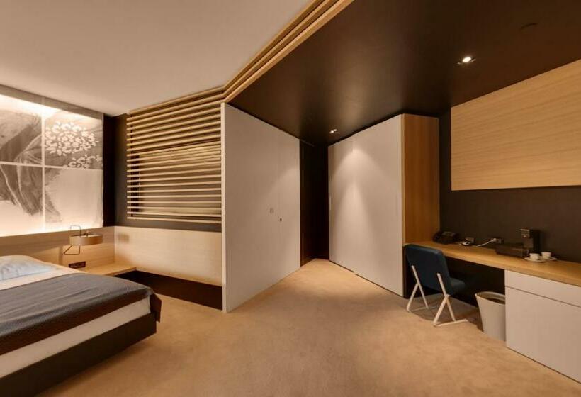 سوییت, Lone Hotel By Maistra Collection