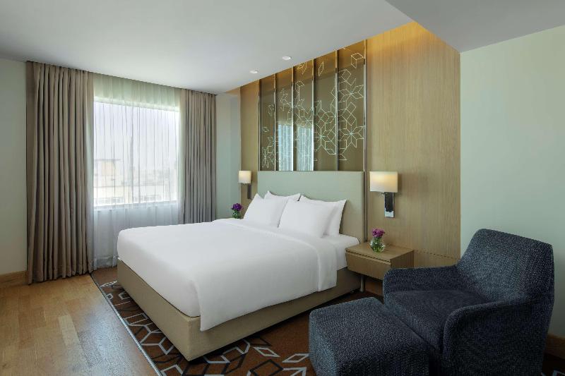 Номер Deluxe, Radisson Gurugram Udyog Vihar