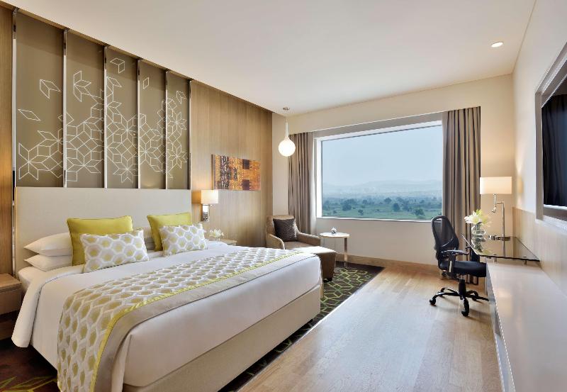 Номер Superior, Radisson Gurugram Udyog Vihar