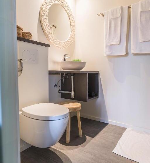 חדר קומפורט לשלושה, Villami