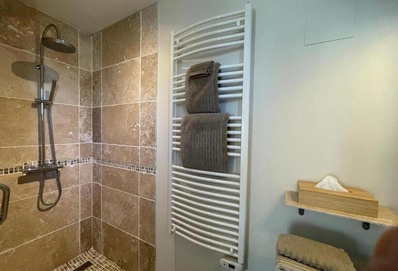 غرفة قياسية لذوى الاحتياجات الخاصة, La Ferme Buissonnière